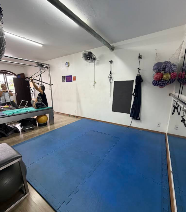 Sala equipada para Pilates, LPF e reabilitação